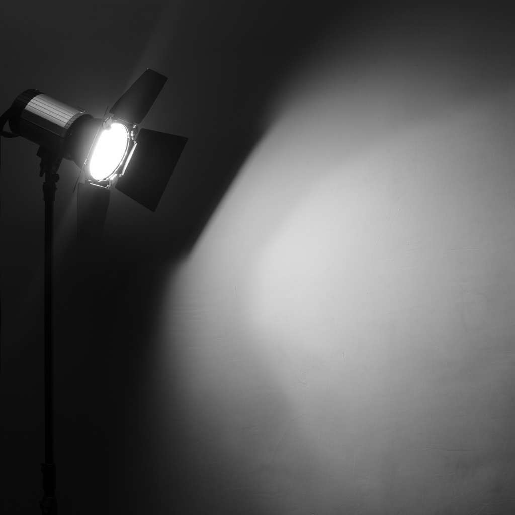 Ein Studio Licht welches auf eine Wand gerichtet ist